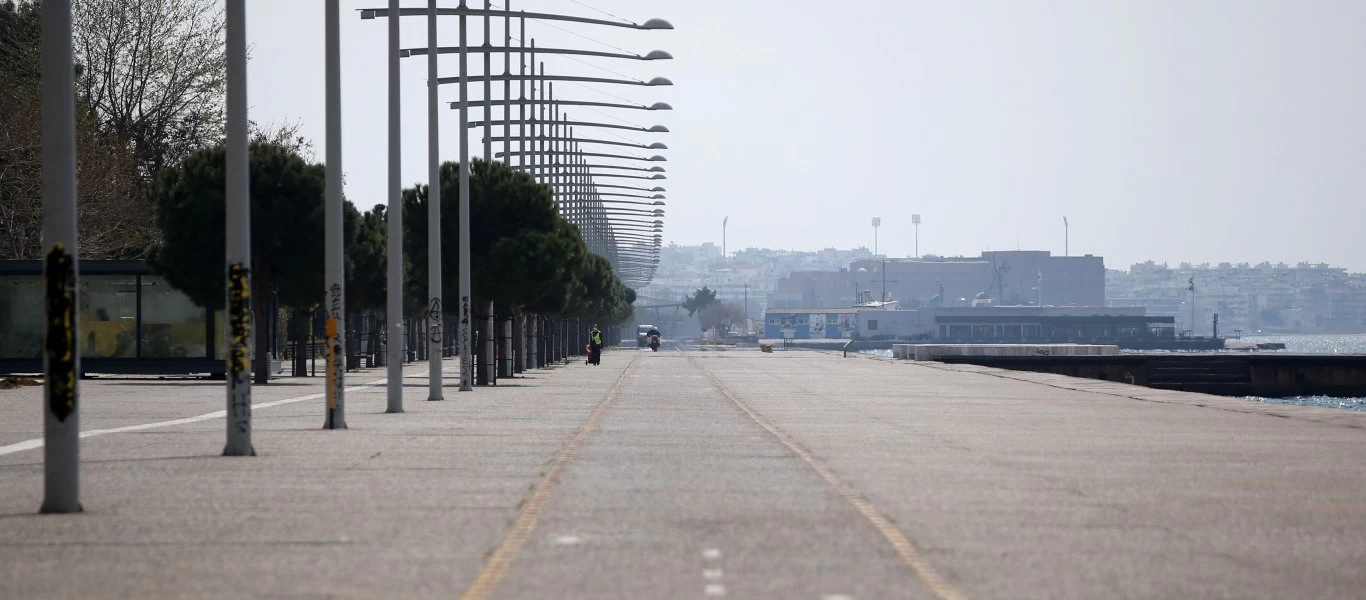 Θεσσαλονίκη: Επιχείρηση της ΕΛΑΣ για απομάκρυνση παράνομων πάγκων μικροπωλητών από τη Νέα Παραλία